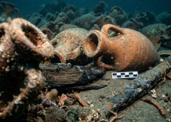 Navio romano com ânforas encontrado na costa da Sicília