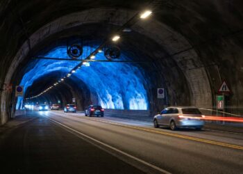 Com 24,5 km de extensão, túnel atravessa uma montanha na Noruega sob até 1.400 metros de rocha e leva cerca de 20 minutos para ser percorrido