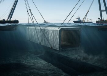 Bloco gigante de concreto é submerso para formar parte de um túnel no fundo do mar.
