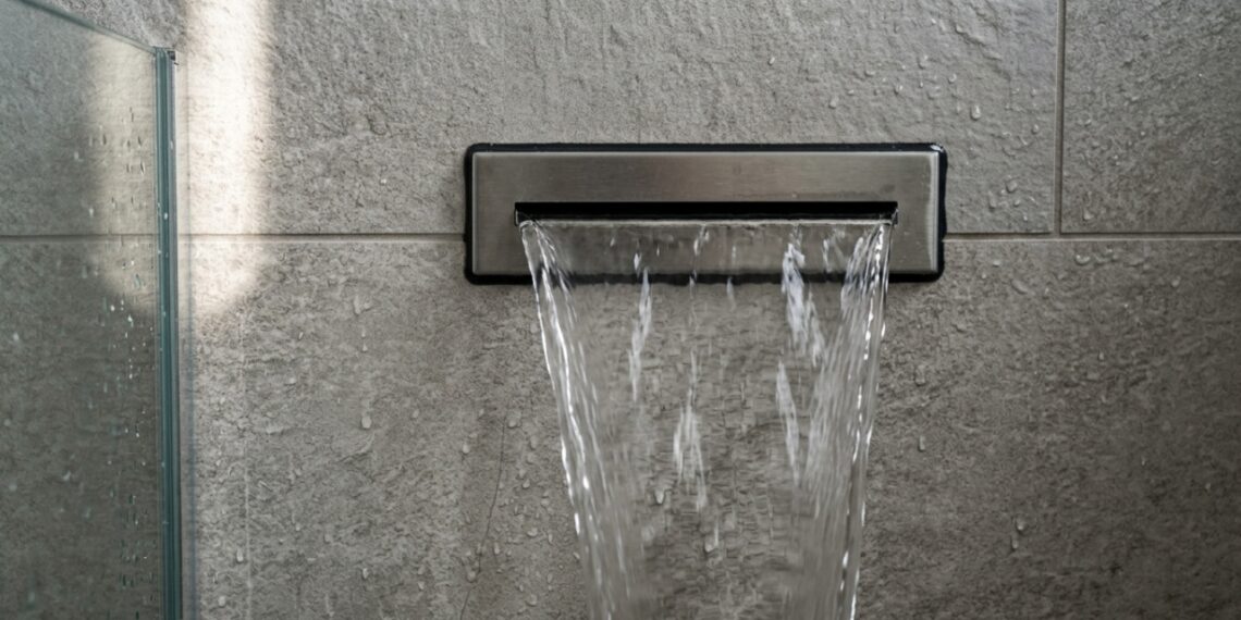 Ducha tipo cascata integrada vira tendência no banheiro