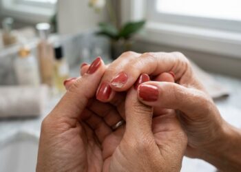 Esmalte descasca na ponta de unha com sinais de fragilidade na lâmina ungueal.
