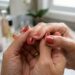 Esmalte descasca na ponta de unha com sinais de fragilidade na lâmina ungueal.