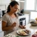 Mulher prepara refeição muito concentrada em alimentos proteicos durante uma dieta restritiva em carboidratos.