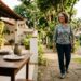 Mulher com mais de 50 anos faz caminhada leve depois do almoço.