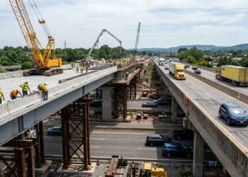 Nova ponte é construída sobre apoios provisórios ao lado da estrutura que permanece aberta ao tráfego.