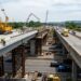 Nova ponte é construída sobre apoios provisórios ao lado da estrutura que permanece aberta ao tráfego.