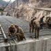 Corte da Hoover Dam mostra a rede de tubos usada para resfriar o concreto durante a construção.