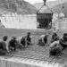 Trabalhadores instalam tubos de aço sobre uma camada de concreto durante a construção da Hoover Dam.