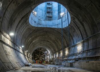 Corte subterrâneo mostra grande túnel de esgoto descendo sob Londres.