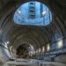 Corte subterrâneo mostra grande túnel de esgoto descendo sob Londres.