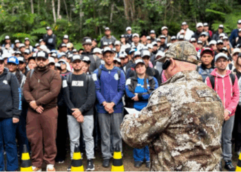 Medo de voar? A pessoa que serve seu café treinou na selva para te proteger