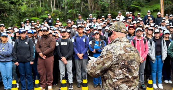 Medo de voar? A pessoa que serve seu café treinou na selva para te proteger