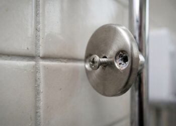 O erro imperceptível na hora da instalação que quase sempre destrói a bucha e afrouxa o suporte metálico