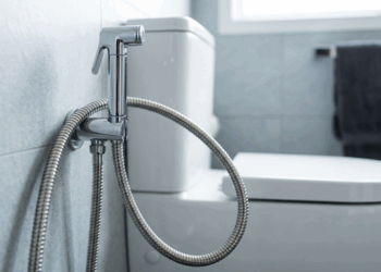 A mangueira da ducha higiênica começou a pingar bem na curva? O desgaste interno por torção costuma cobrar o preço antes da hora