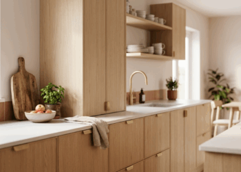 As portas dos armários da cozinha não encostam direito e ficam com uma fresta aberta? Um ajuste simples nos parafusos do ímã resolve