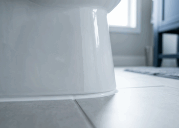 O banheiro está com um cheiro estranho mesmo após a limpeza pesada? O culpado pode ser o silicone antigo na base do vaso sanitário