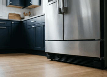 Há quanto tempo você não olha o que existe embaixo da geladeira? Acumular poeira nessa região força o motor e faz sua conta de luz subir