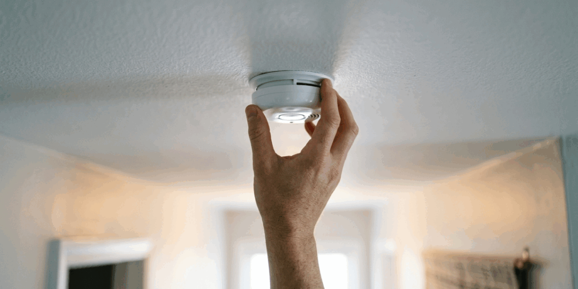 O detector de fumaça ainda apita no teste, mas isso não significa que ele deva continuar no teto para sempre