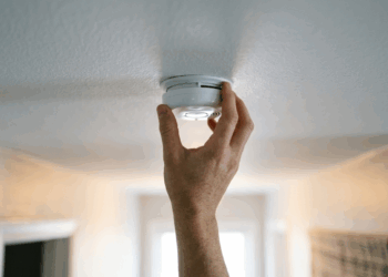 O detector de fumaça ainda apita no teste, mas isso não significa que ele deva continuar no teto para sempre