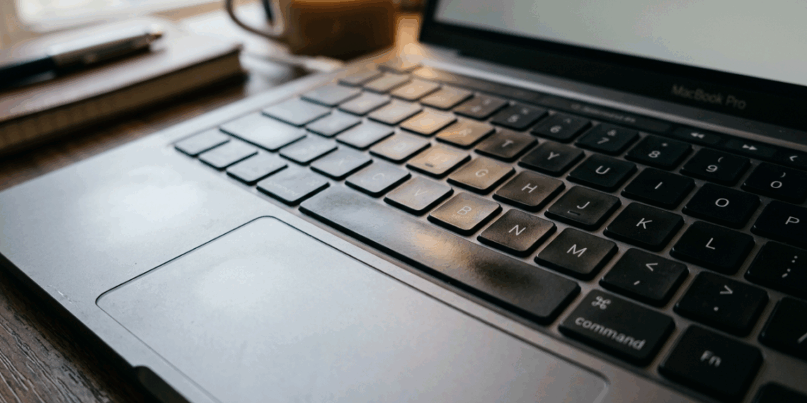O teclado do seu notebook começou a ficar com as teclas brilhantes? O desgaste não é sujeira que sai com álcool, mas perda definitiva da textura