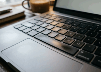 O teclado do seu notebook começou a ficar com as teclas brilhantes? O desgaste não é sujeira que sai com álcool, mas perda definitiva da textura