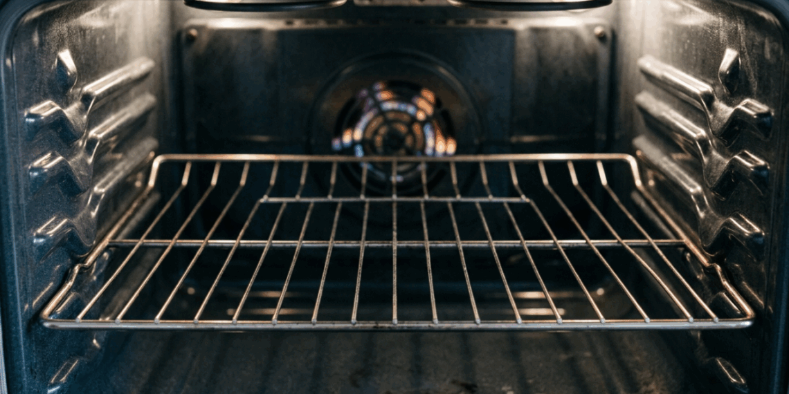 Forrar o fundo do forno com papel alumínio para facilitar a limpeza parece prático, mas pode desregular o calor e danificar o aparelho