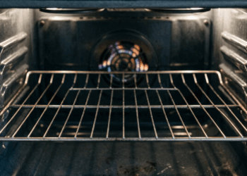 Forrar o fundo do forno com papel alumínio para facilitar a limpeza parece prático, mas pode desregular o calor e danificar o aparelho