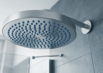 Limpar os bicos do chuveiro com um prego ou agulha pode parecer prático, mas vai espalhar o jato de água para todos os lados