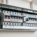 Toda vez que o chuveiro liga junto com a máquina de lavar e o micro-ondas a casa inteira apaga? O limite do seu padrão de luz chegou ao topo