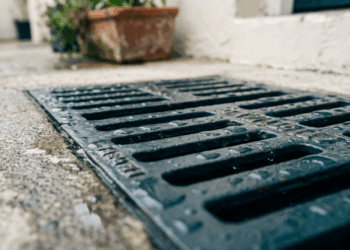 A varanda do apartamento vira uma piscina toda vez que chove forte? O ralo do piso está completamente sufocado por detritos acumulados