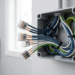 Emendas de fios feitas apenas com fita isolante velha podem soltar e causar curtos-circuitos invisíveis nas paredes da sua casa
