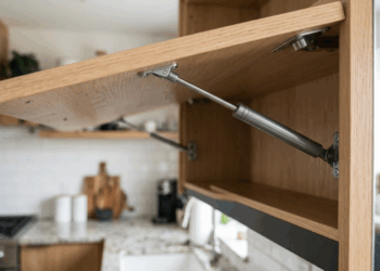 A porta basculante do armário da cozinha não para mais aberta e despenca na sua cabeça? O pistão a gás perdeu a pressão e precisa ser trocado