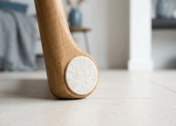 Colocou protetores de feltro nos pés das cadeiras mas o chão continua riscado? O desgaste do material acumula poeira que vira uma lixa