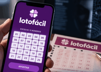 Lotofácil aparece na tela de celular enquanto rosto de inteligência artificial surge ao fundo.