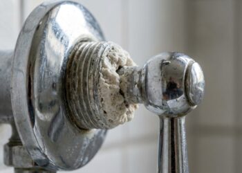 O registro do chuveiro ficou extremamente duro e não fecha a água por completo nem com força? Uma crosta de minerais travou o interior da peça