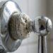 O registro do chuveiro ficou extremamente duro e não fecha a água por completo nem com força? Uma crosta de minerais travou o interior da peça