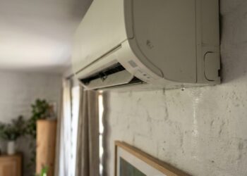 O ar-condicionado começou a pingar água para dentro do quarto do nada? A mangueira do dreno entupiu e formou uma piscina interna