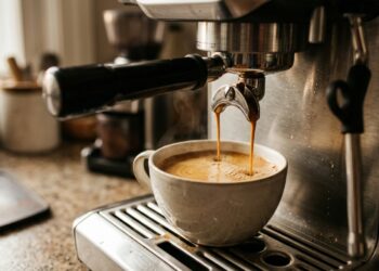 A máquina de café expresso tira o café em gotas lentas e curtas? O termobloco interno estreitou devido à calcificação