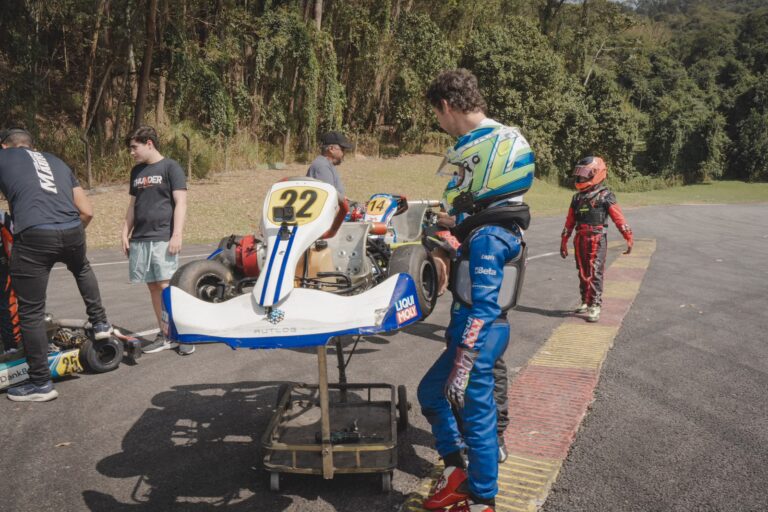 Daniel Lancaster acompanha a estreia do filho João no kart aos 7 anos!