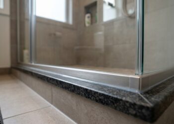 A água do banho escapa por debaixo da soleira e molha o corredor do quarto? O silicone de vedação rompeu e precisa ser refeito