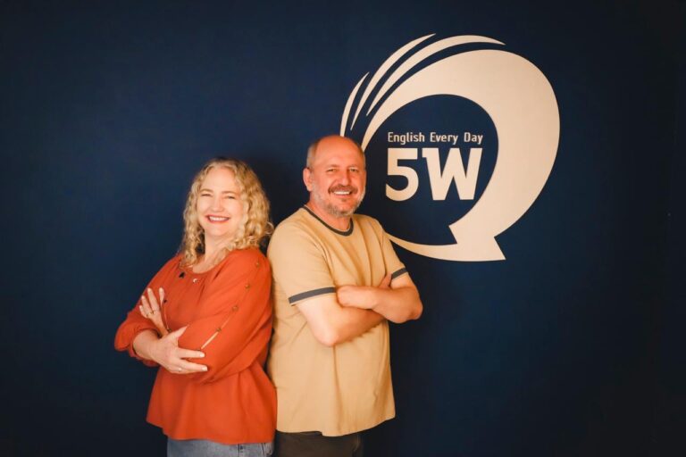 Cinco palavras por dia e áudio de manhã e à noite: a rotina de estudo de inglês da 5W English