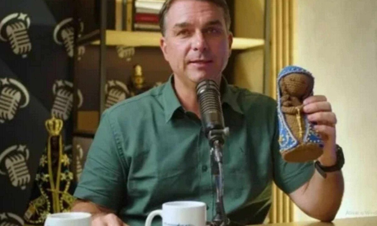 Flávio Bolsonaro participa de missa no Dia de Nossa Senhora Aparecida