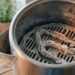 A chaleira elétrica está demorando o dobro do tempo para ferver a água? A crosta de minerais no fundo virou um isolante térmico