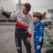 Daniel Lancaster acompanha estreia do filho João no kart aos 7 anos SP