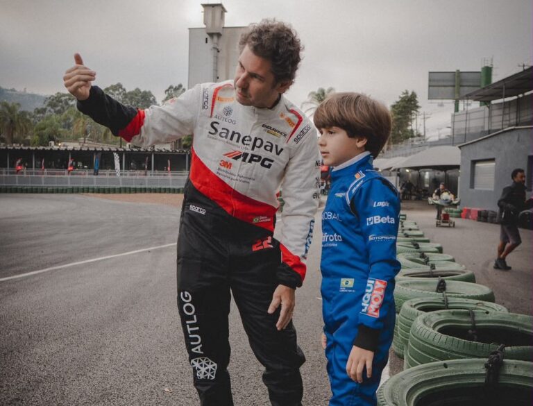 Daniel Lancaster acompanha estreia do filho João no kart aos 7 anos SP