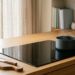 Um estalo seco seguido de um pequeno risco na mesa do cooktop? O impacto de panelas pesadas pode ter gerado uma trinca estrutural perigosa