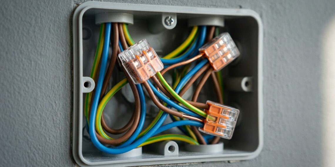 Emendas de fios feitas apenas com fita isolante velha podem ressecar, descolar e causar curtos-circuitos ocultos dentro da parede