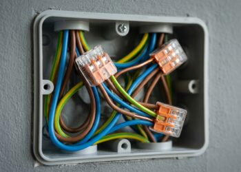 Emendas de fios feitas apenas com fita isolante velha podem ressecar, descolar e causar curtos-circuitos ocultos dentro da parede