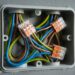 Emendas de fios feitas apenas com fita isolante velha podem ressecar, descolar e causar curtos-circuitos ocultos dentro da parede