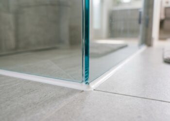 Esfregar o silicone mofado do box com esponja não resolve: por que a única solução definitiva para aquele encardido é arrancar tudo e refazer